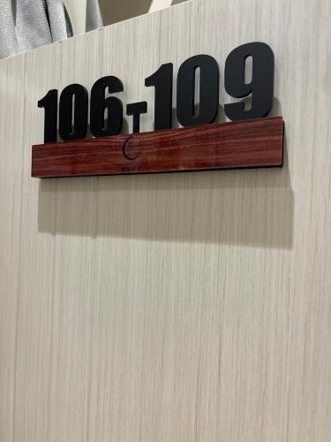 Chao Ri B&Bに飾ってある許可証、賞状、看板またはその他の書類