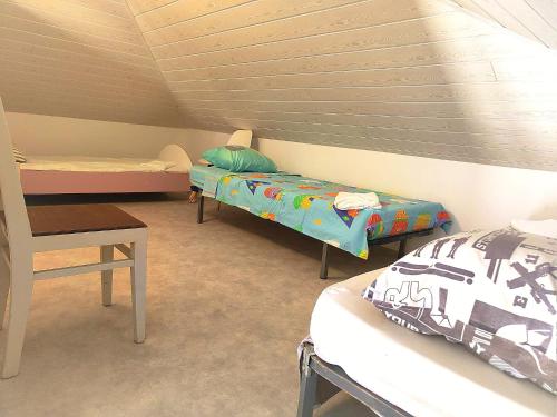 a small room with a bed and a desk at -Belle vue-Villa duplex-AC-jardin-parking in Alignan-du-Vent