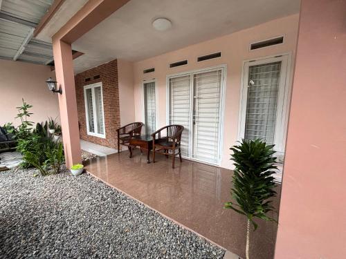 Balkón nebo terasa v ubytování SYARIAH - Beautiful 3BR Home - 8 min from Centre by Sakura
