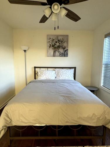 a bedroom with a bed with a ceiling fan at Townhouse Bridgeport Close UHC,FBI,Bridge complex in Bridgeport