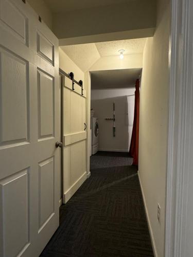 an empty hallway with a door and a laundry room at Townhouse Bridgeport Close UHC,FBI,Bridge complex in Bridgeport