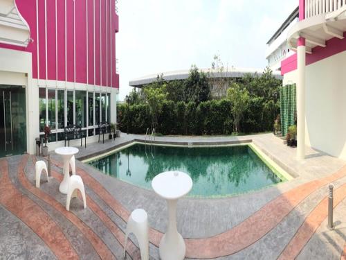 einem Pool vor einem Gebäude in der Unterkunft Vassana Design Hotel in Phra Nakhon Si Ayutthaya