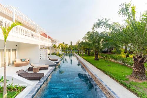 an infinity pool in the backyard of a villa at Mercury Phu Quoc Resort & Villas in Phu Quoc