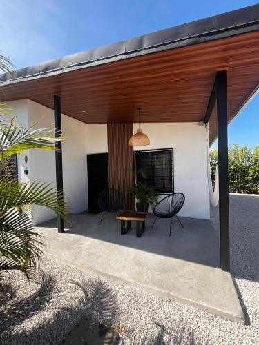 a patio with two chairs and a table in a house at Apartamento 1, cerca de la playa, naturaleza y paz in Santa Cruz