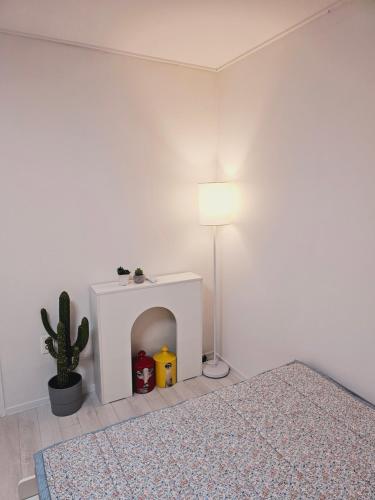 a bedroom with a bed and a cactus and a lamp at New 패밀리 & 친구 여행 모임 청결하고 쾌적한 넓은 신축아파트 주차 편리 쓰리룸 in Bucheon
