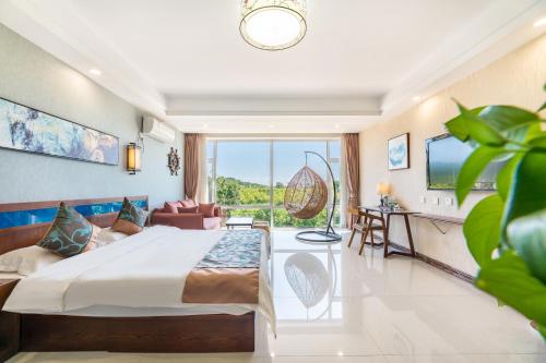 a hotel room with a bed and a large window at 北戴河忘返民宿 in Beidaihe
