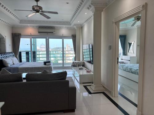 a living room with a bed and a couch at View Talay 6 Pattaya Beach by Anatolia Condo Suite in Pattaya