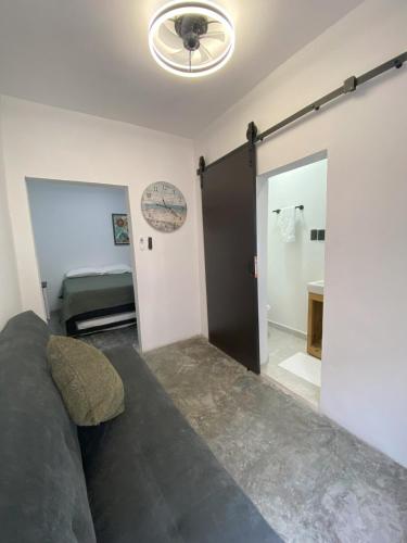 a living room with a couch and a bedroom at DGM Lofts GPE 7 cerca estadio Rayados MTY in Monterrey
