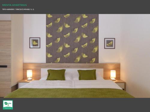 "ハルカーニャ"にあるMenta Apartmanのベッドルーム1室(大きな絵画が壁に描かれたベッド1台付)