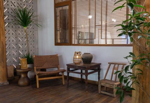 a room with chairs and a table and a window at 凤凰古城树喜民宿店Shuxi Guesthouse- Fenghuang Ancient Town in Fenghuang
