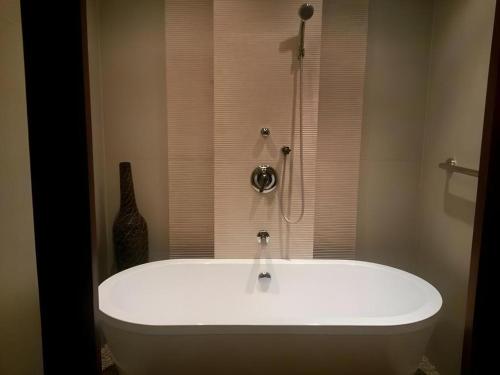 Ένα μπάνιο στο People's Hotel