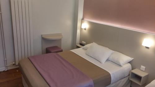 Katil atau katil-katil dalam bilik di Modern Hotel