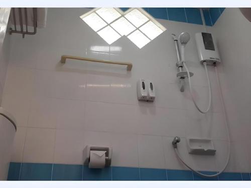 a bathroom with a shower and a window at Seksub Place in Phra Nakhon Si Ayutthaya
