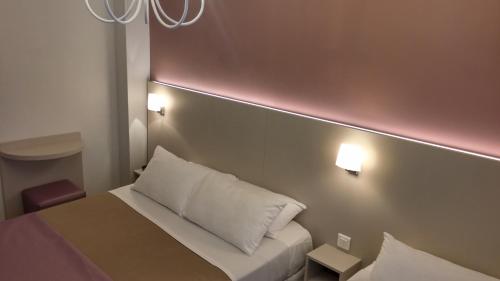 Katil atau katil-katil dalam bilik di Modern Hotel