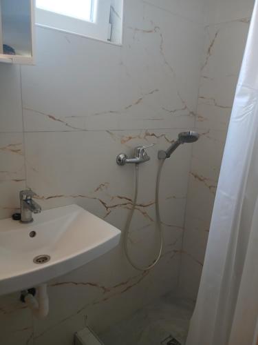 a bathroom with a shower and a sink at Ž apartmani in Zadar