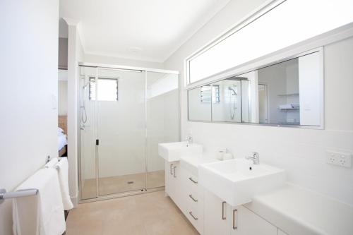 Ванна кімната в Petrie Beach Holiday Home