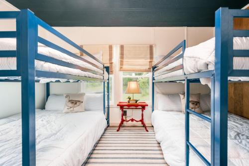 Ένα ή περισσότερα κρεβάτια σε δωμάτιο στο Lakeski Lodge with direct lake and dock access!