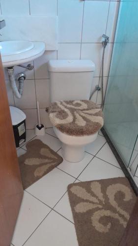 a bathroom with a toilet and a sink at Village Japara in Ilhéus