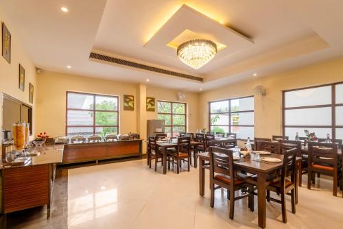 Un restaurante u otro lugar para comer en Treebo Little Budhha