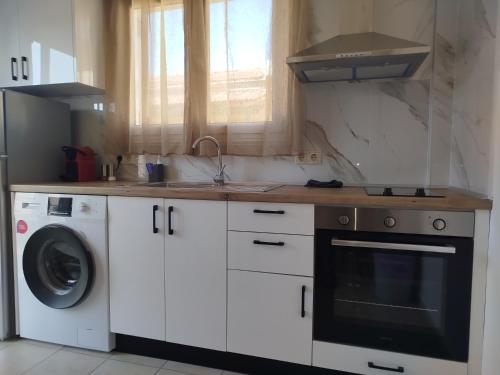 Η κουζίνα ή μικρή κουζίνα στο KELLY APARTMENTS