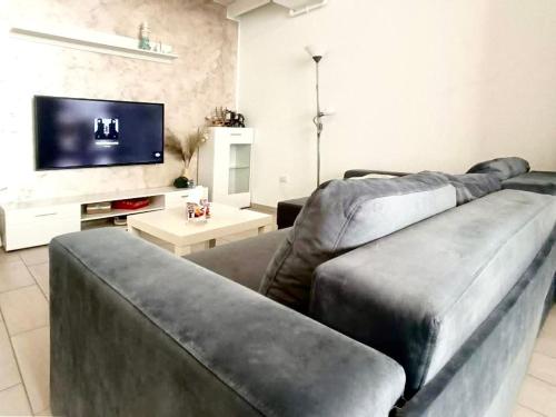 a living room with a couch and a flat screen tv at Apartament 2 camere Mamaia Nord in Mamaia Nord