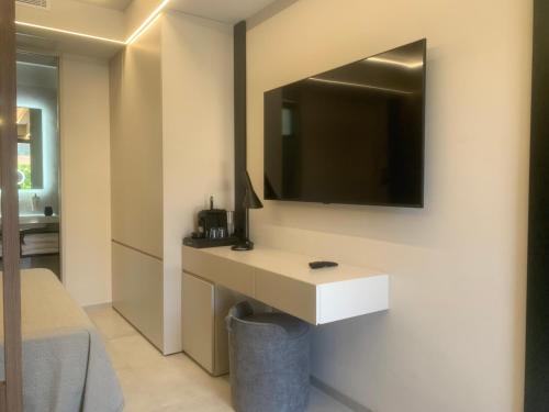 Una televisión o centro de entretenimiento en Hotel Claila
