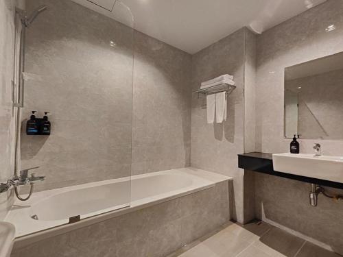 Ванная комната в Butterfly Hotel Betong