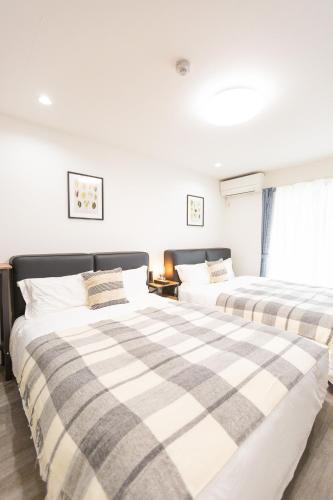 two beds sitting next to each other in a room at b&岸里店 in Osaka