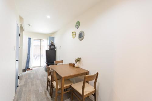 a dining room with a table and chairs at b&岸里店 in Osaka