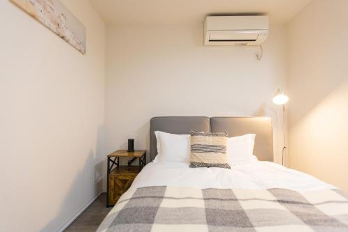 a bedroom with a bed with a blanket on it at b&岸里店 in Osaka