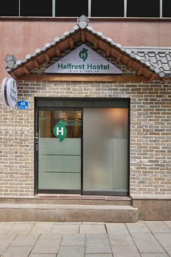 Сертификат, награда, вывеска или другой документ, выставленный в Half rest hostel Jongno Insa