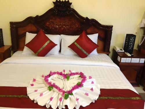 Кровать или кровати в номере Vy Chhe Hotel