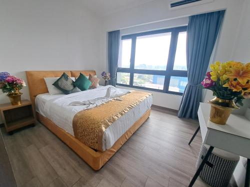 a bedroom with a bed and a large window at Agile super suite KLCC in Kuala Lumpur