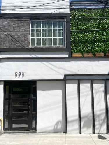 a building with a white awning on a street at DGM Lofts GPE 5 cerca estadio Rayados MTY in Monterrey