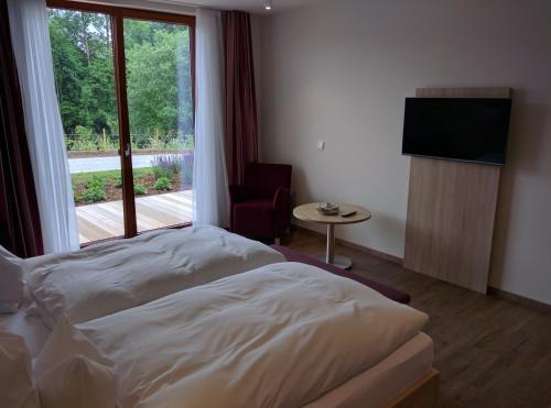 Llit o llits en una habitació de Hotel Zur-Borke