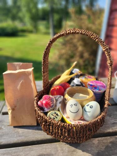een mand met eieren en andere items op een tafel bij Metsolan Maatila in Pakainen