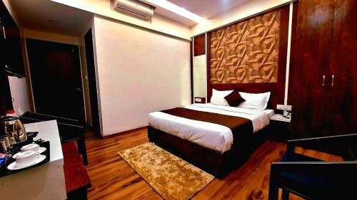 Ένα ή περισσότερα κρεβάτια σε δωμάτιο στο Hotel Comfort Inn Shikrapur