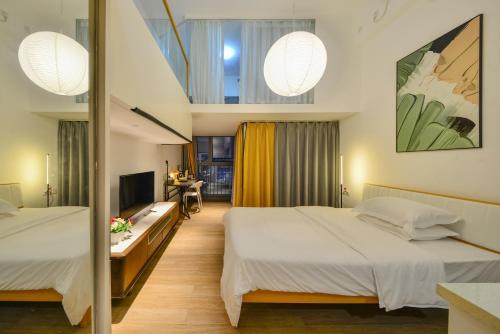 Dabaizhijia Executive Apartment Bantian Huawei Branch房間的床