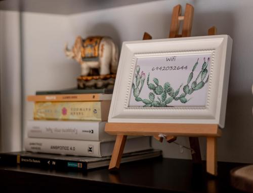 une photo d'un cactus dans un cadre photo sur une table dans l'établissement Στούντιο δίπλα στο πανεπιστήμιο και το νοσοκομείο, à Ioannina