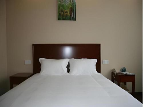 Ένα ή περισσότερα κρεβάτια σε δωμάτιο στο GreenTree Inn Nantong Haian Kaifa District Express Hotel