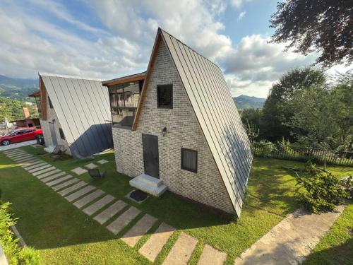 Το κτήριο όπου στεγάζεται  η παραθεριστική κατοικία