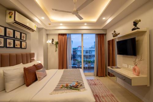 Μια τηλεόραση ή/και κέντρο ψυχαγωγίας στο BedChambers Serviced Apartments, Sector 38