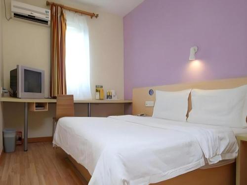 Ένα ή περισσότερα κρεβάτια σε δωμάτιο στο 7 Days Inn Luoyang Railway Station Wangcheng Avenue