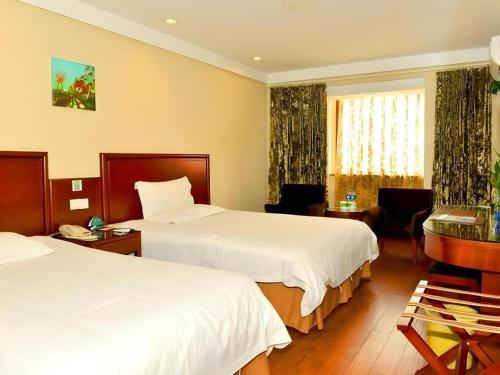 a hotel room with two beds and a piano at GreenTree Inn Hefei Chenghuangmiao San Xiao Kou Subway Station Hotel in Hefei