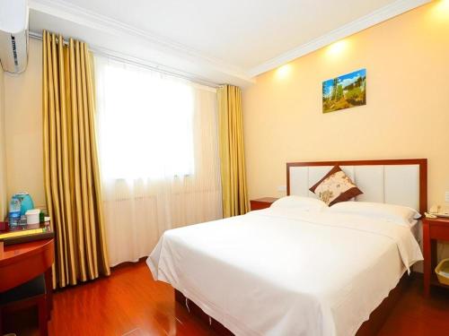 Un ou plusieurs lits dans un hébergement de l'établissement GreenTree Inn Jiangsu Xuzhou Jinshan Bridge Building Jinqiao Road Express Hotel