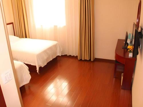 Un ou plusieurs lits dans un hébergement de l'établissement GreenTree Inn Jiangsu Xuzhou Jinshan Bridge Building Jinqiao Road Express Hotel