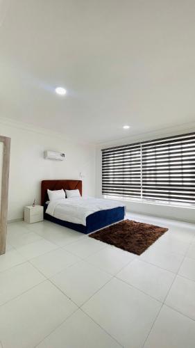 Ένα ή περισσότερα κρεβάτια σε δωμάτιο στο 1-Bedroom Comfort Loft