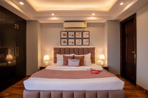 Ένα ή περισσότερα κρεβάτια σε δωμάτιο στο BedChambers Serviced Apartments, Sector 38