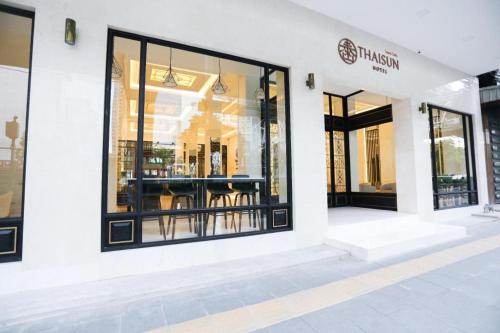 a store front with windows with a table in it at Thaisun Bangkok Hotel in Bangkok