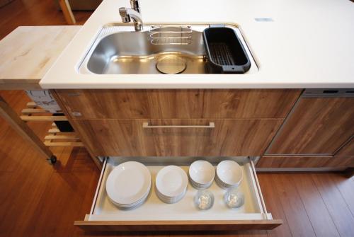 Una cocina con un fregadero y cuatro platos blancos. en White Lake Hill Hakuba by JAMSZ ROYALE, en Hakuba